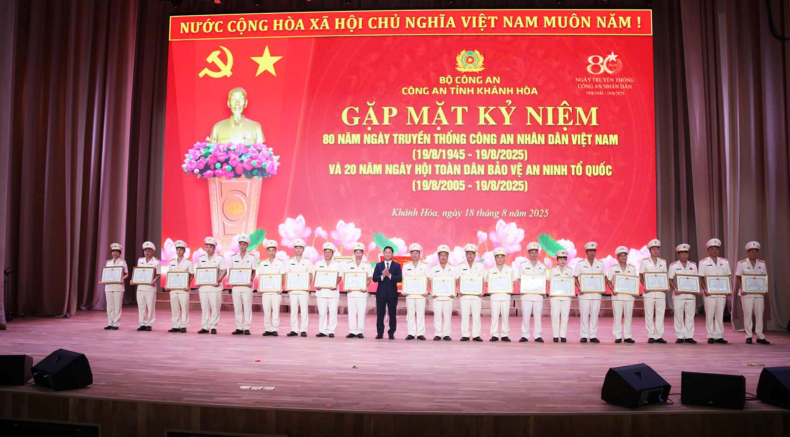 Ong Tran Quoc Nam -  Chu tich UBND tinh tang bang khen cho cac tap the, ca nhan co thanh tich xuat sac trong phong trao thi dua dac biet ky niem 80 nam Ngay truyen thong Cong an nhan dan va 20 nam Ngay hoi Toan dan bao ve an ninh To quoc. Anh: Phuong Linh