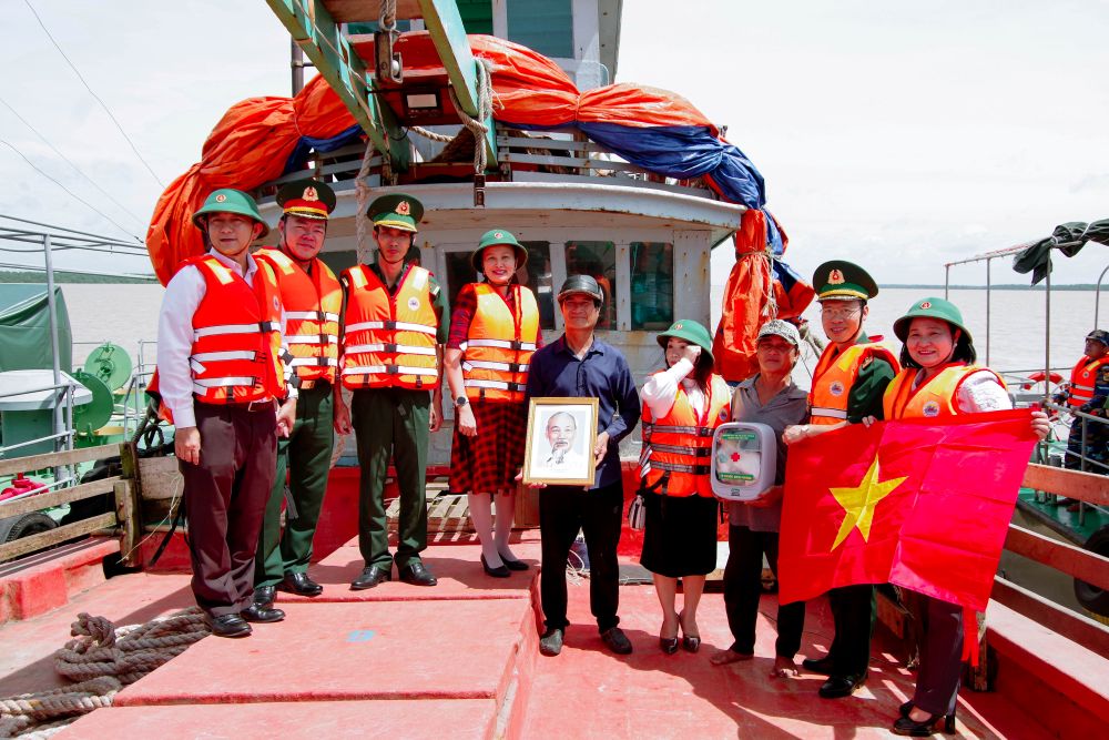 껀터시 기능 부서는 전단지 '브리아'를 배포하고 조국 깃발 '브리아' 호치민 주석 사진 '브리아' 국경 수비대 구급 상자를 기증하고 어민들에게 IUU 불법 어획 방지를 홍보합니다. 사진: Van Long