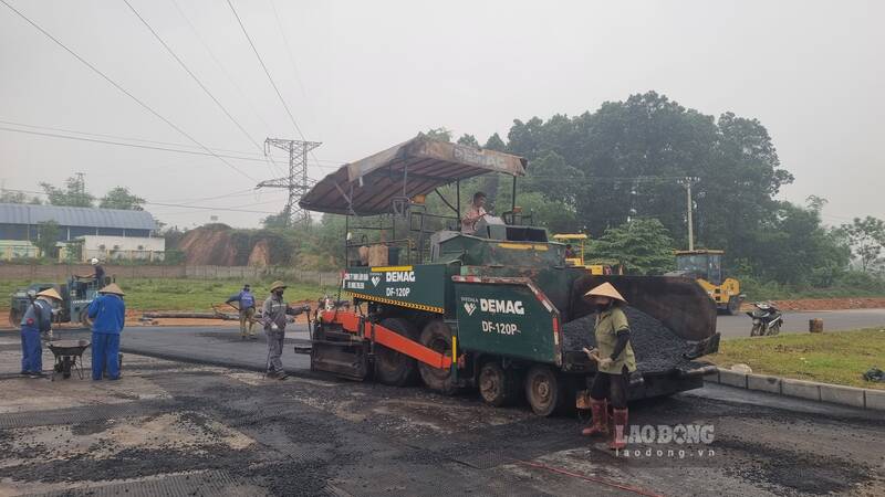 Cac cong nhan, may moc duoc huy dong gap rut hoan thien cac hang muc duong, via he... Anh: Dang Vu.