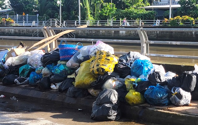 収集された廃棄物の大部分は、散乱した廃棄物の状態でした。写真:Phong Linh.