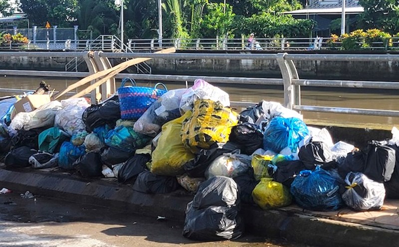 Most of the collected waste is in a mixed state. Photo: Phong Linh.