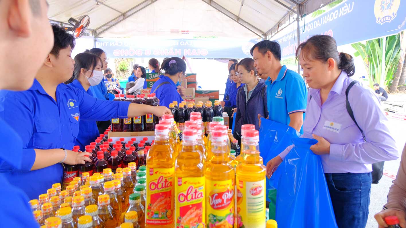 Chuong trinh Cho Tet Cong doan thu hut nhieu DV, NLD tham gia. Anh: My Ly