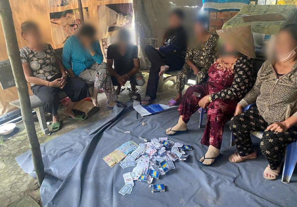 Can Tho시 An Ninh Brown 코뮌에 있는 Tran Thi T.K 여사의 집에서 발생한 도박 현장. An Ninh 코뮌 경찰