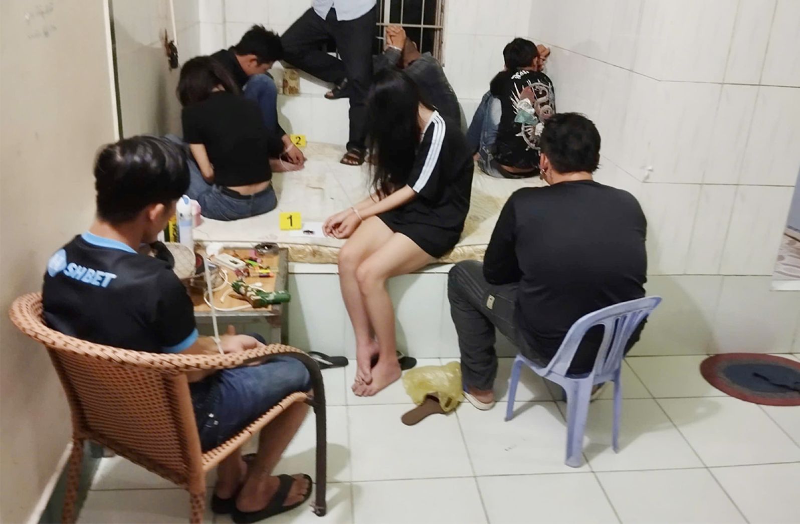 Bắt quả tang 11 nam, nữ đang bay lắc trong phòng trọ sau khi phê ma túy