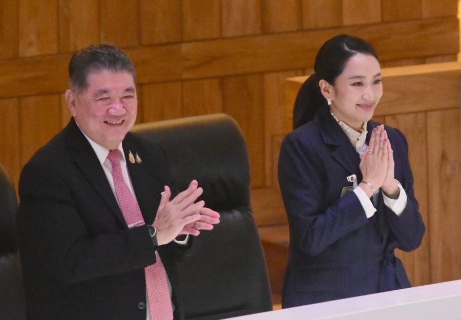 파에통탄 시나와트라 태국 총리(오른쪽)가 2025년 3월 26일 의회가 그녀에 대한 불신임 청원을 기각한 후 반응하고 있습니다. 사진: 신화통신