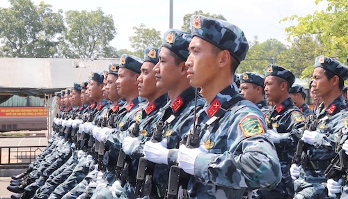 Khoi Tac chien khong gian mang tham gian luyen tap duoi thoi tiet nang nong tai Ha Noi. Anh: Nguyen Linh