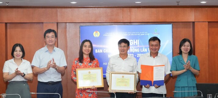 Nguyen Manh Kha 씨와 PV Power 노동조합 지도부가 경쟁 운동에서 뛰어난 성과를 거둔 개인 및 단체에게 표창장을 수여하고 있습니다. 사진: Hang Nga