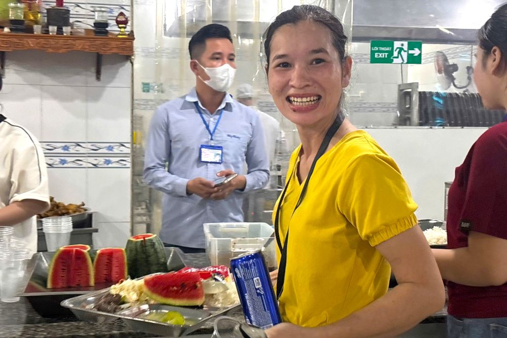 590명의 노동자들이 다낭 노동조합 점심 식사에 기뻐하고 있습니다. 사진: 쩐 티