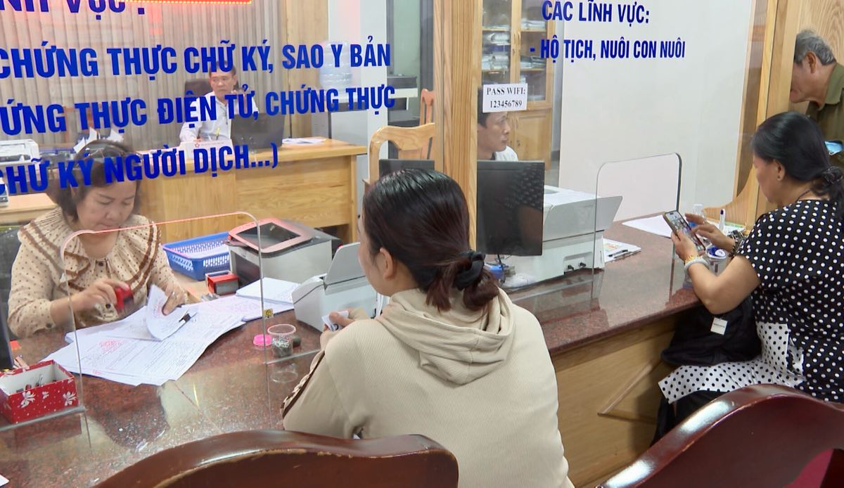 Cac bo, cong chuc lam viec tai Trung tam hanh chinh cong cap xa, phuong tai Lam Dong. Anh: Duy Tuan 