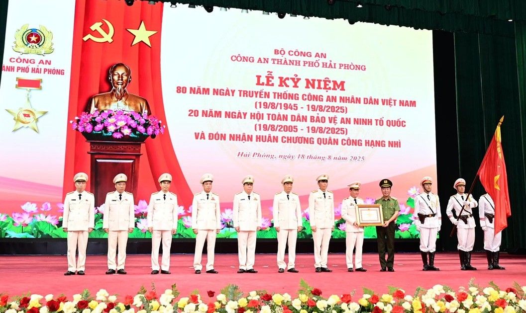 Senior Lieutenant General Tran Quoc To, Deputy Minister of Public Security, presented the Second Class Military Exploit Order to the Hai Phong Forces Police. Photo: Hai Phong Police