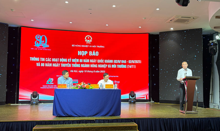 Thu truong Phung Duc Tien chia se tai buoi Hop bao Thong tin cac hoat dong ky niem 80 nam ngay Quoc khanh va 80 nam ngay Truyen thong nganh Nong nghiep va Moi truong. Anh: Thuy Linh. 