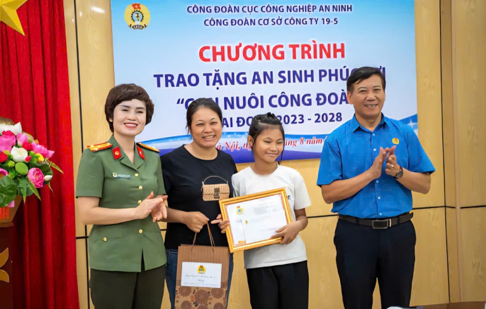 인민 공안 노동조합의 노동자를 돌봅니다. 사진: Le Quyet