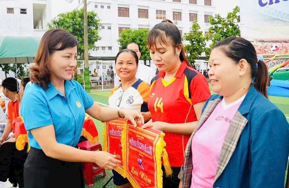 Nguyen Thi Ngoc Anh 다낭시 노동연맹 부위원장이 대회 참가팀에게 깃발을 수여하고 있습니다. 사진: Duy Xuyen 노동조합