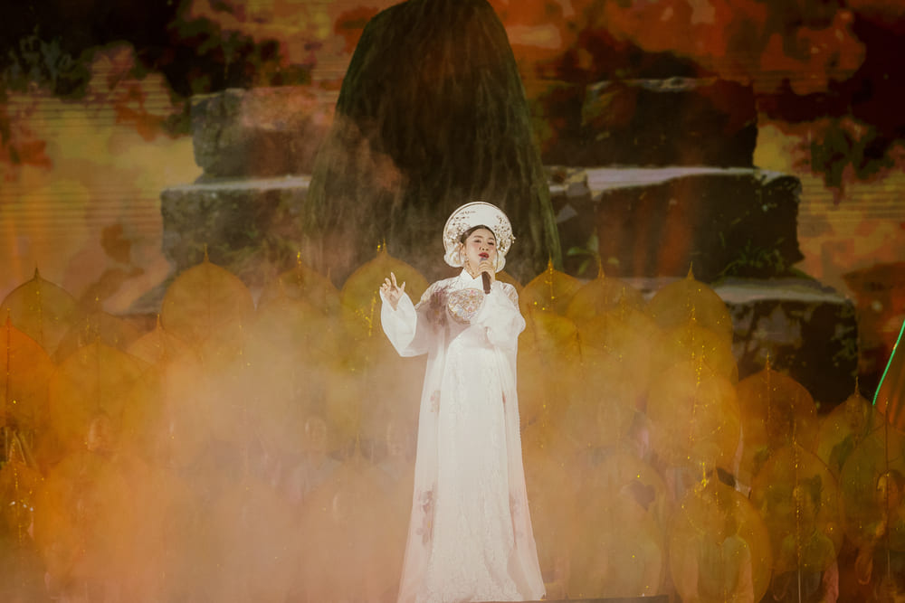 Sao Mai Thu Hang은 diuThanh am 프로그램에서 신비로운 목소리를 뽐냅니다. 옌뜨 - 영원한 유산 2010. 사진: Dung Dang