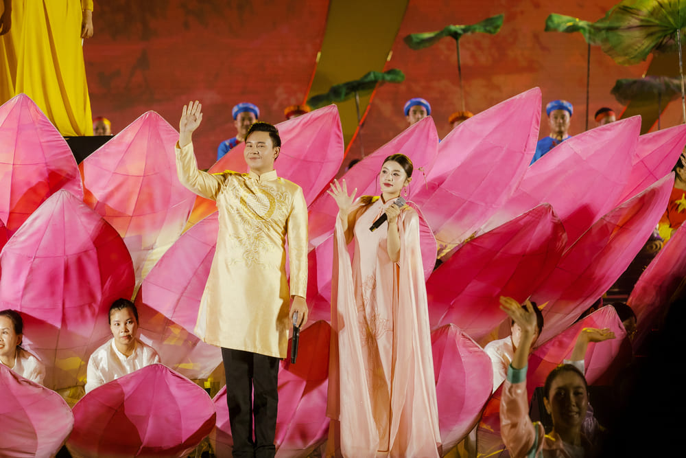 Chuong trinh “Thanh am quy tu gan 700 nghe si, dien vien cung nhieu ca si, nghe si noi tieng.
