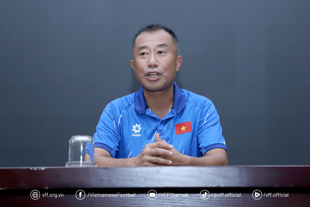 Huan luyen vien Okiyama Masahiko phat bieu. Anh: VFF