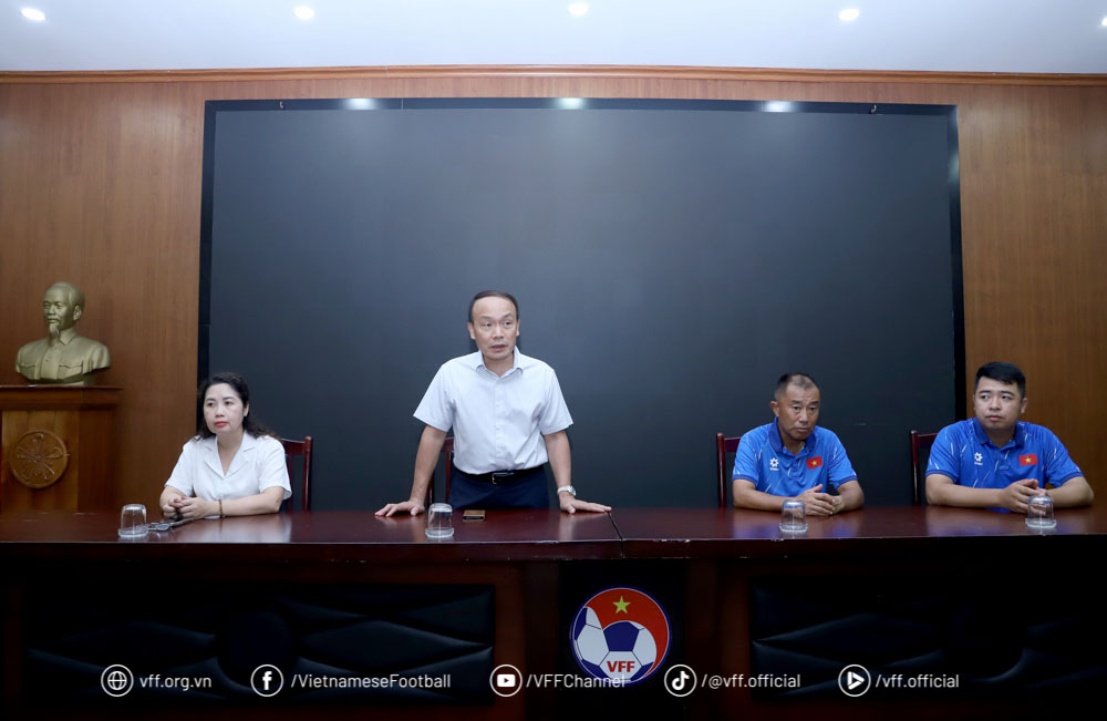 Tong Thu ki Nguyen Van Phu phat bieu tai buoi gap mat. Anh: VFF