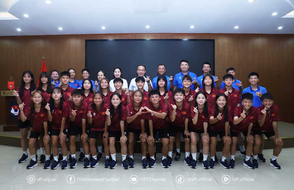VFF leaders and the Vietnam U16 women's team. Photo: VFF