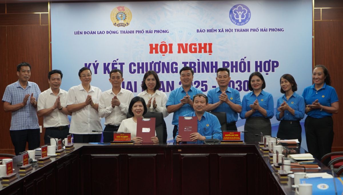 하이퐁시 사회 보험 및 노동 연맹이 협력 프로그램에 서명합니다. 사진: Mai Dung