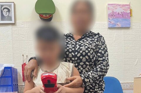 The lost child was enthusiastically helped by the Pho Hien Ward Police (Hung Yen Province). Photo: Pho Hien Ward Police