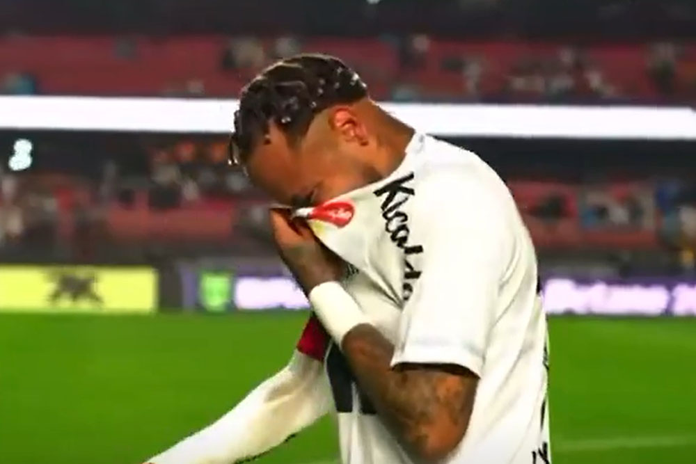Neymar burst into tears and left the field after the 0-6 defeat with Santos against Vasco da Gama in Serie A Brazil. Photo: Cut from video