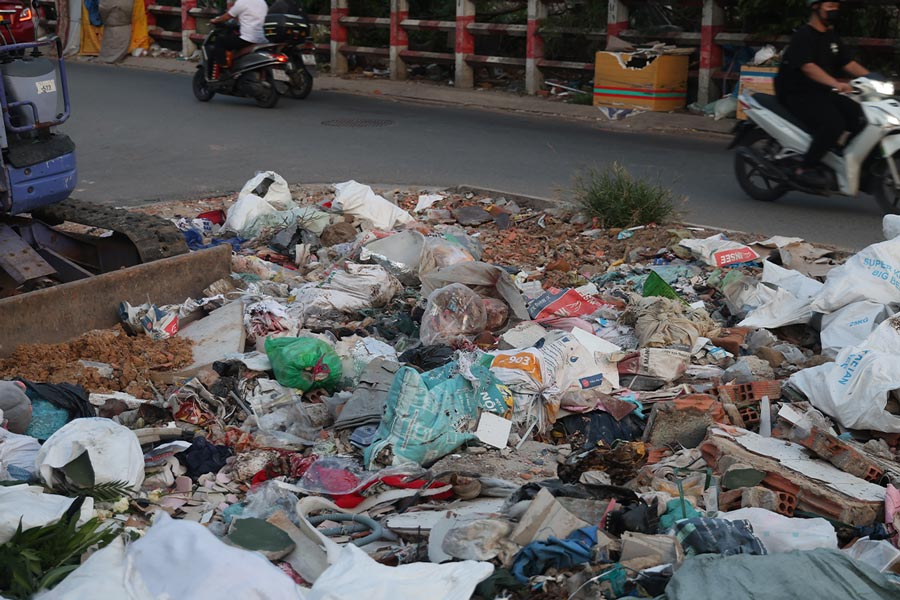 Opening the door and seeing the landfill in front of their house, Ho Chi Minh City residents are upset