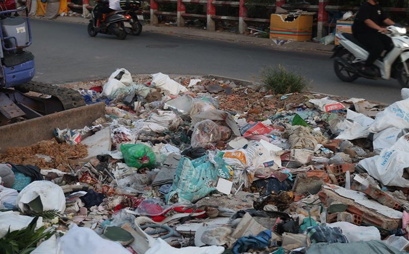 Opening the door and seeing the landfill in front of their house, Ho Chi Minh City residents are upset