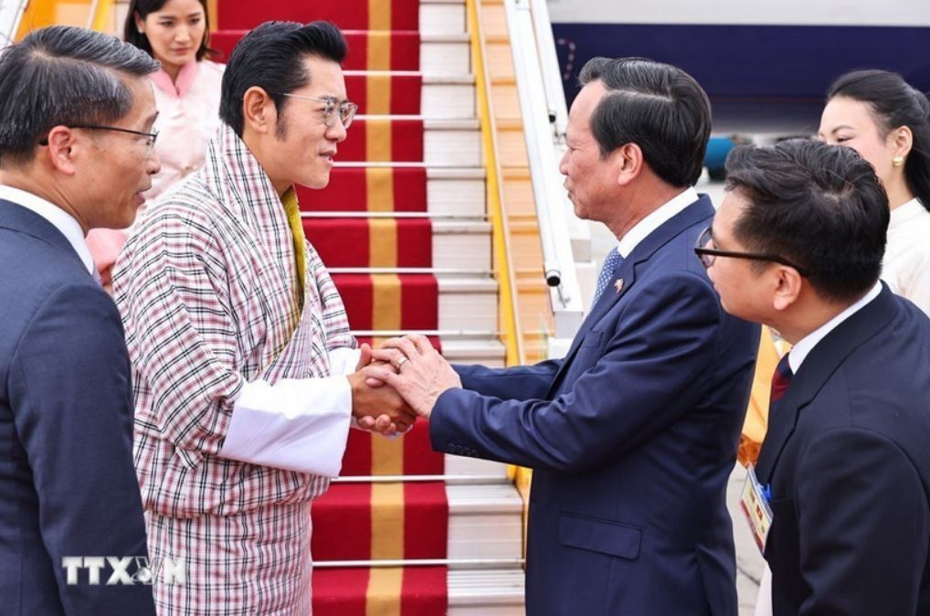 다오응옥중 민족종교부 장관이 노이바이 국제공항에서 지그메 케사르 남기엘 왕축 부탄 국왕과 왕비를 맞이하고 있습니다. 사진: TTXVN