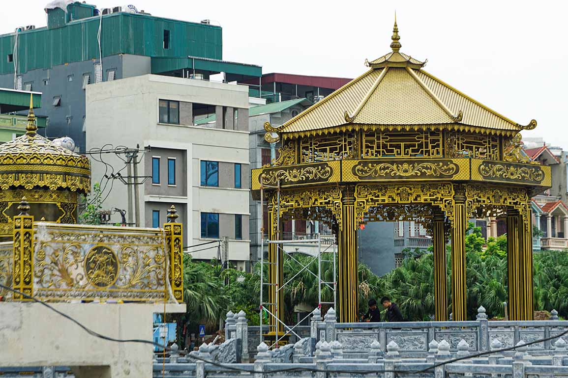 Dai quan sat co kien truc hinh bat giac son mau vang duoc xay dung giua dap. Anh: Huu Vu
