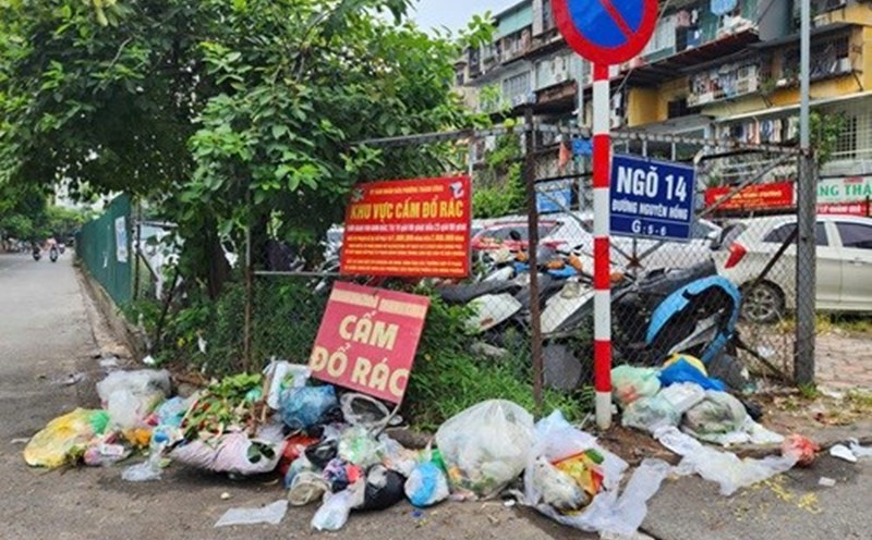 Hanoi proposes a waste collection price of up to 43,000 VND/person/month. Photo: Minh Hanh