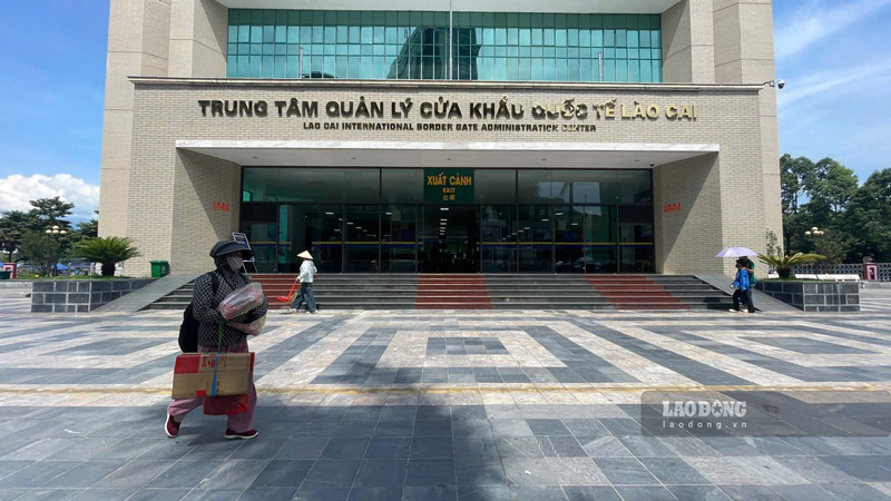 Luong nguoi qua lai cua khau khong qua dong duc vao ngay dau tuan.