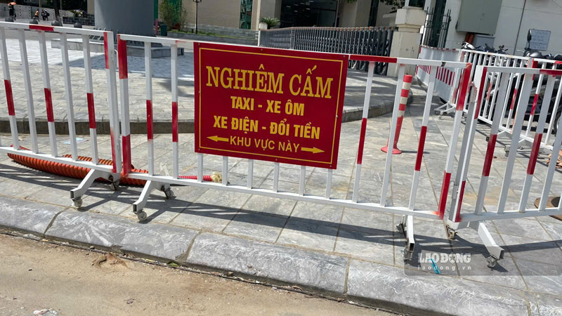 Bien cam duoc dat quanh cua khau de tuyen truyen, nhac nho toi nguoi dan.