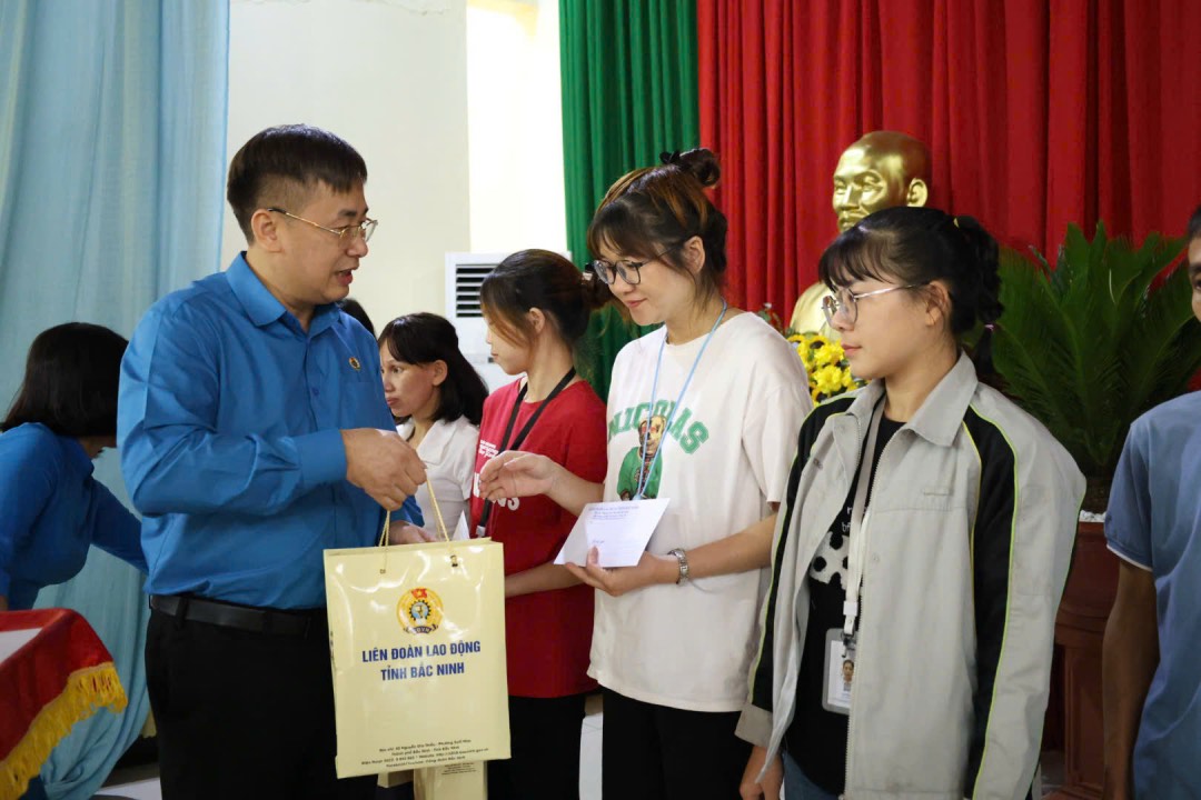 Ong Thach Van Chung - Pho Chu tich Uy ban Mat tran To quoc, Chu tich Lien doan Lao dong tinh Bac Ninh  trao qua tai hoi nghi. Anh: Quyet Chien 