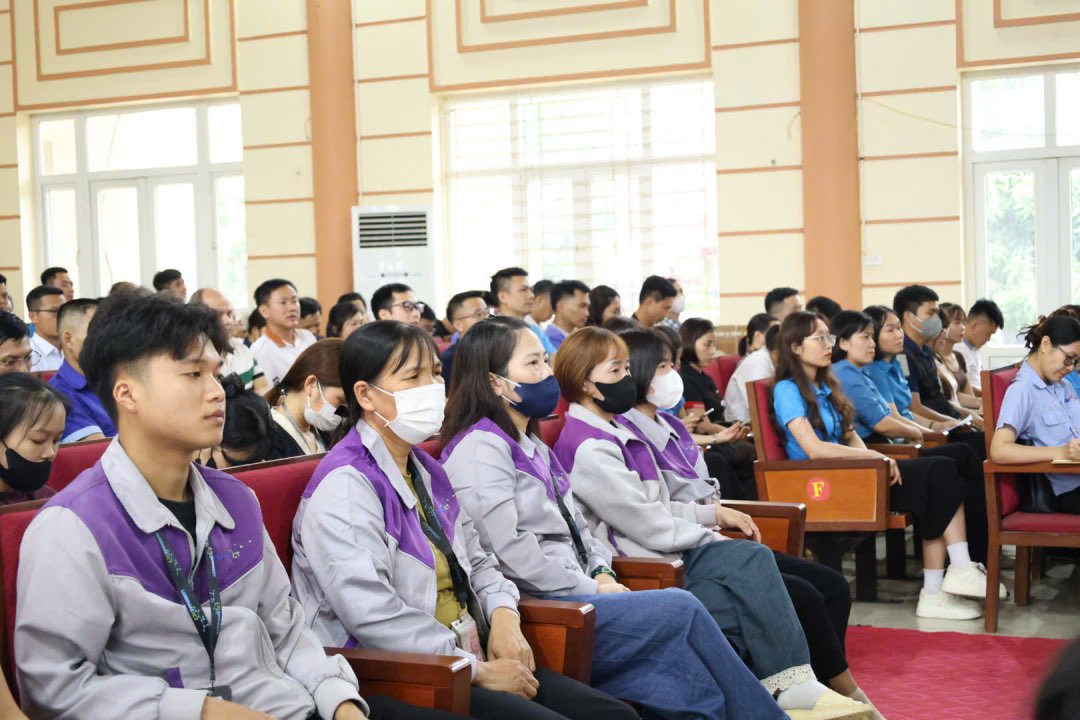 Cu tri la cong nhan lao dong tham du hoi nghi. Anh: Quyet Chien 
