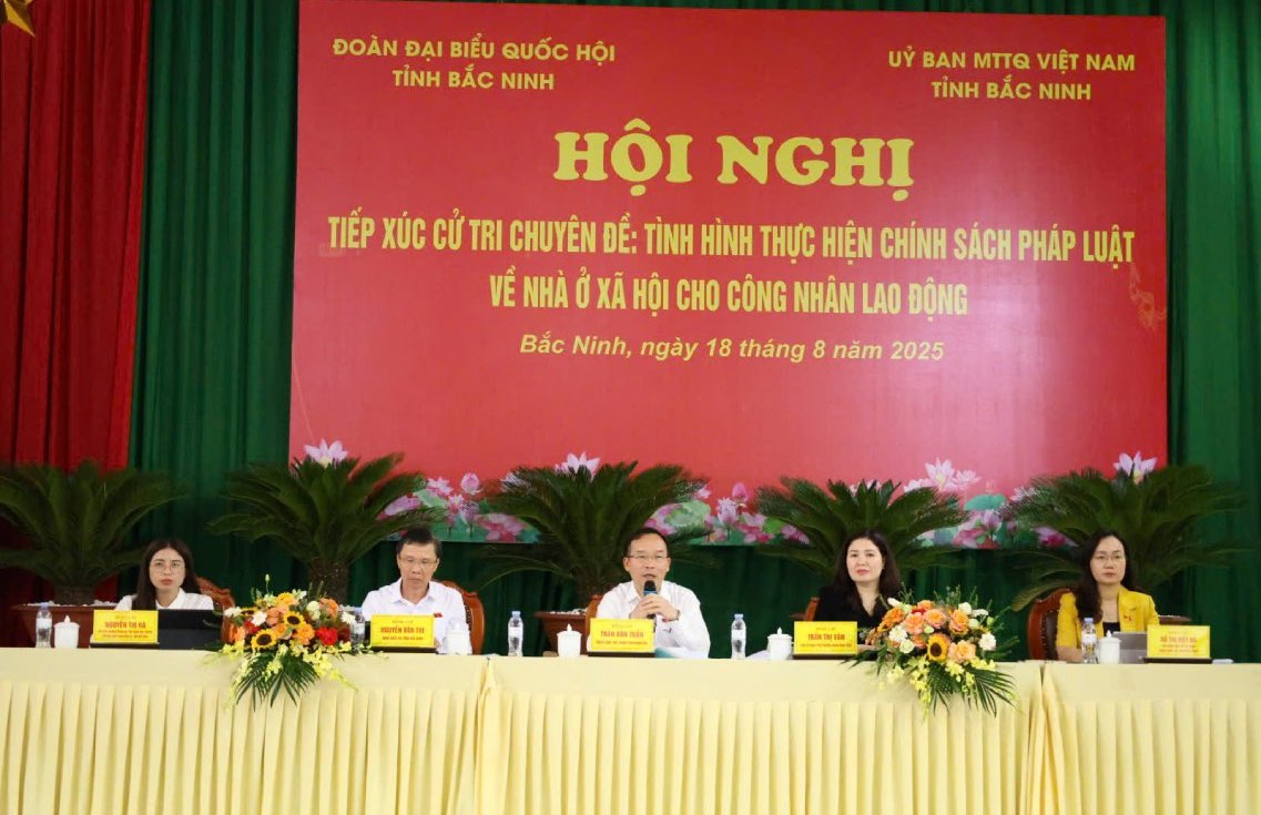 유권자 접촉 회의를 주재하는 동지들. 사진: Quyet Chien