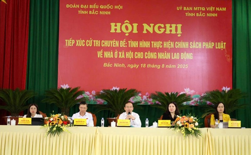 The comrades chaired the meeting with voters. Photo: Quyet Chien