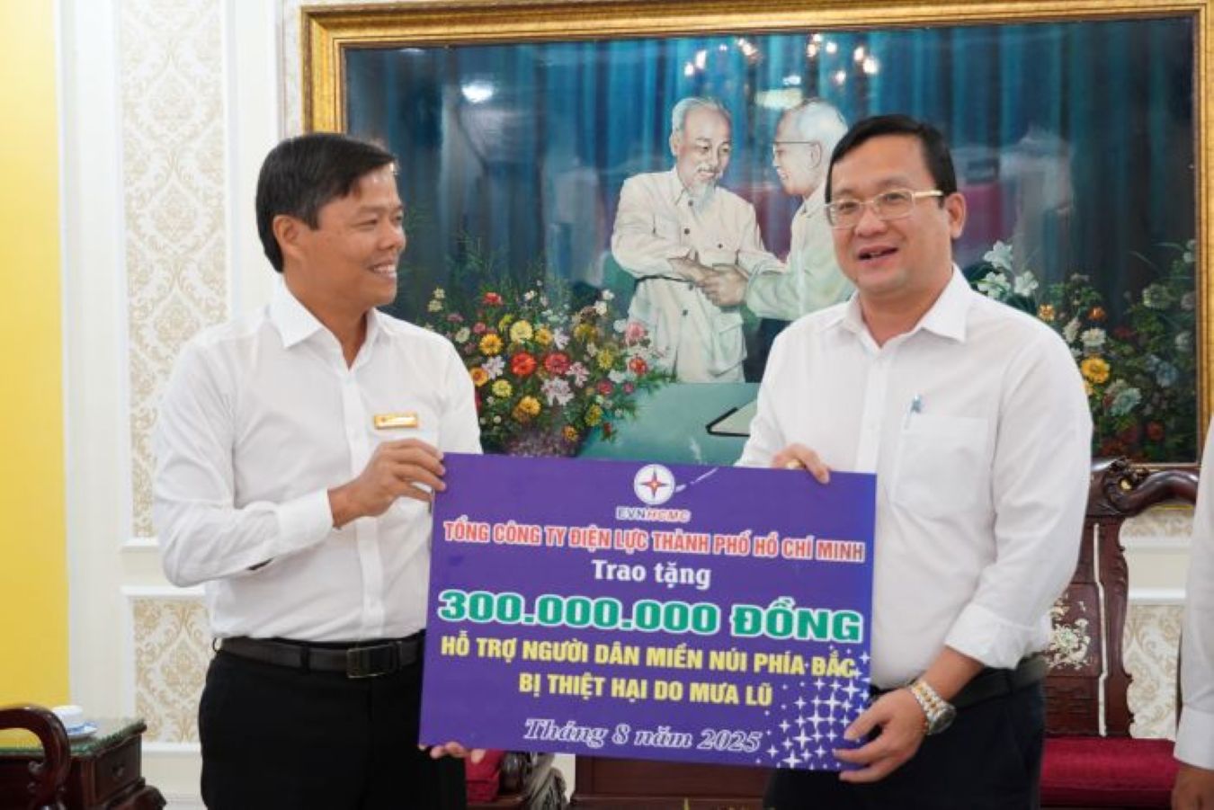 El Sr. Phan Hong An - Vicepresidente del Comite del Frente de la Patria de Vietnam Ciudad Ho Chi Minh recibe una cesta de apoyo de la Corporacion General de Electricidad de Ciudad Ho Chi Minh. Foto: Anh Hoang