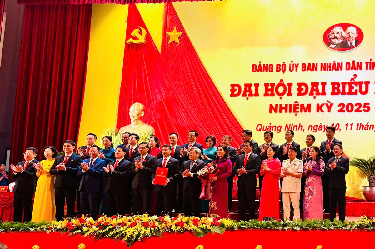 Mr. Vu Dai Thang, member of the Party Central Committee, Secretary of the Provincial Party Committee, Head of the Provincial National Assembly Delegation, presented flowers to congratulate the Party Executive Committee of the Quang Ninh Provincial People's Committee for the 2025-2030 term. Photo: Doan Hung
