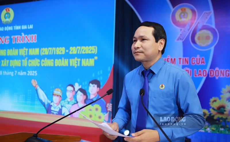 Mr. Ha Duy Trung - Chairman of the Gia Lai Provincial Federation of Labor - launched an emulation movement to the entire provincial union system to celebrate the congress. Photo: Hoai Phuong