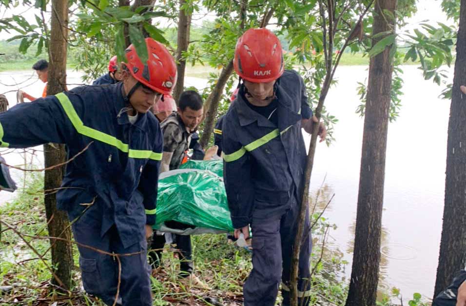 Bring the body of the drowning victim to shore. Photo: Tuan Loc.