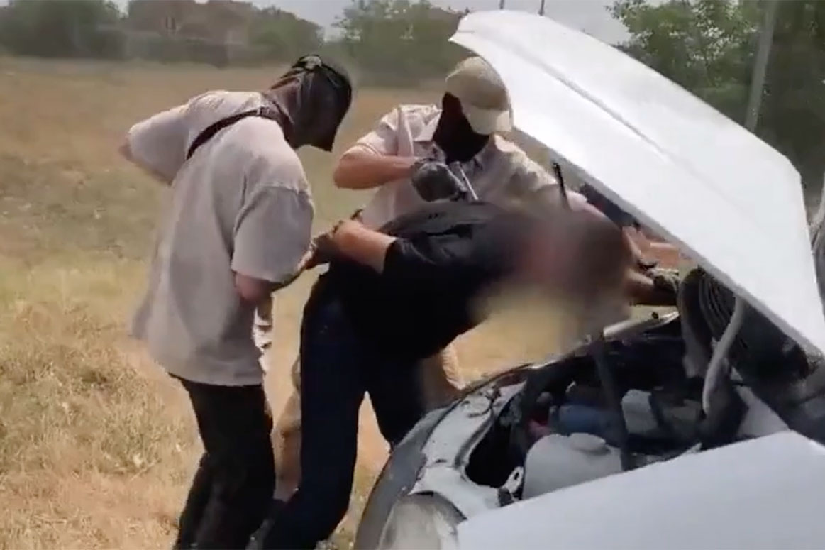 러시아 특수 요원이 8월 18일 크림반도 다리 테러 사건의 배후에 있는 용의자를 체포했습니다. 사진: FSB