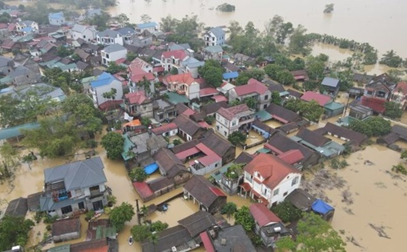 The flood discharge from Dong Mo Lake has affected many communes and wards. Photo: Cuong Ngo