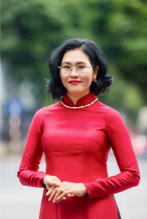 Tac gia Le Thi Thuy Sen la Tong Bien tap Thoi bao Ngan hang, dong thoi la tac gia cua cuon sach tung phat hanh hon 35 nghin ban “Kheo khon voi tien - Tranh nhung uu phien“. Anh: Ban To chuc 