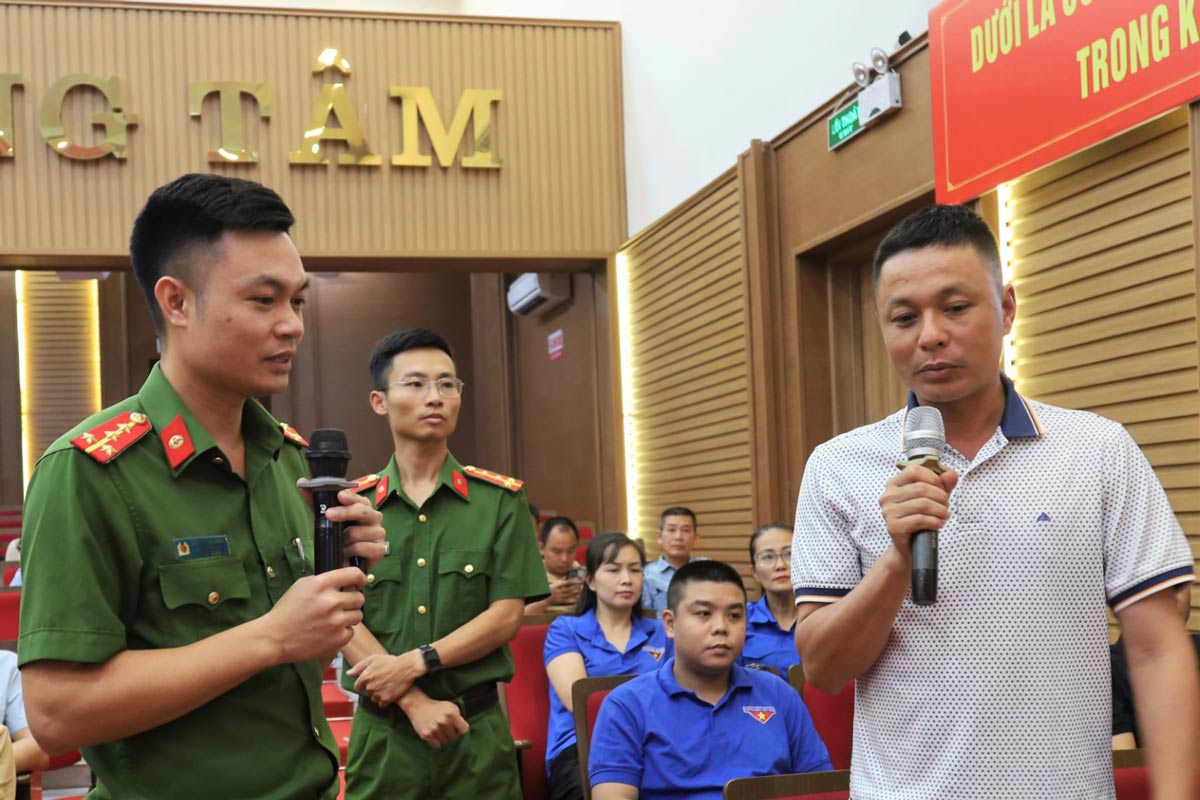 교육생들이 법률 보급 강좌에서 관련 내용을 교환하고 있습니다. 사진: TKV 노동조합