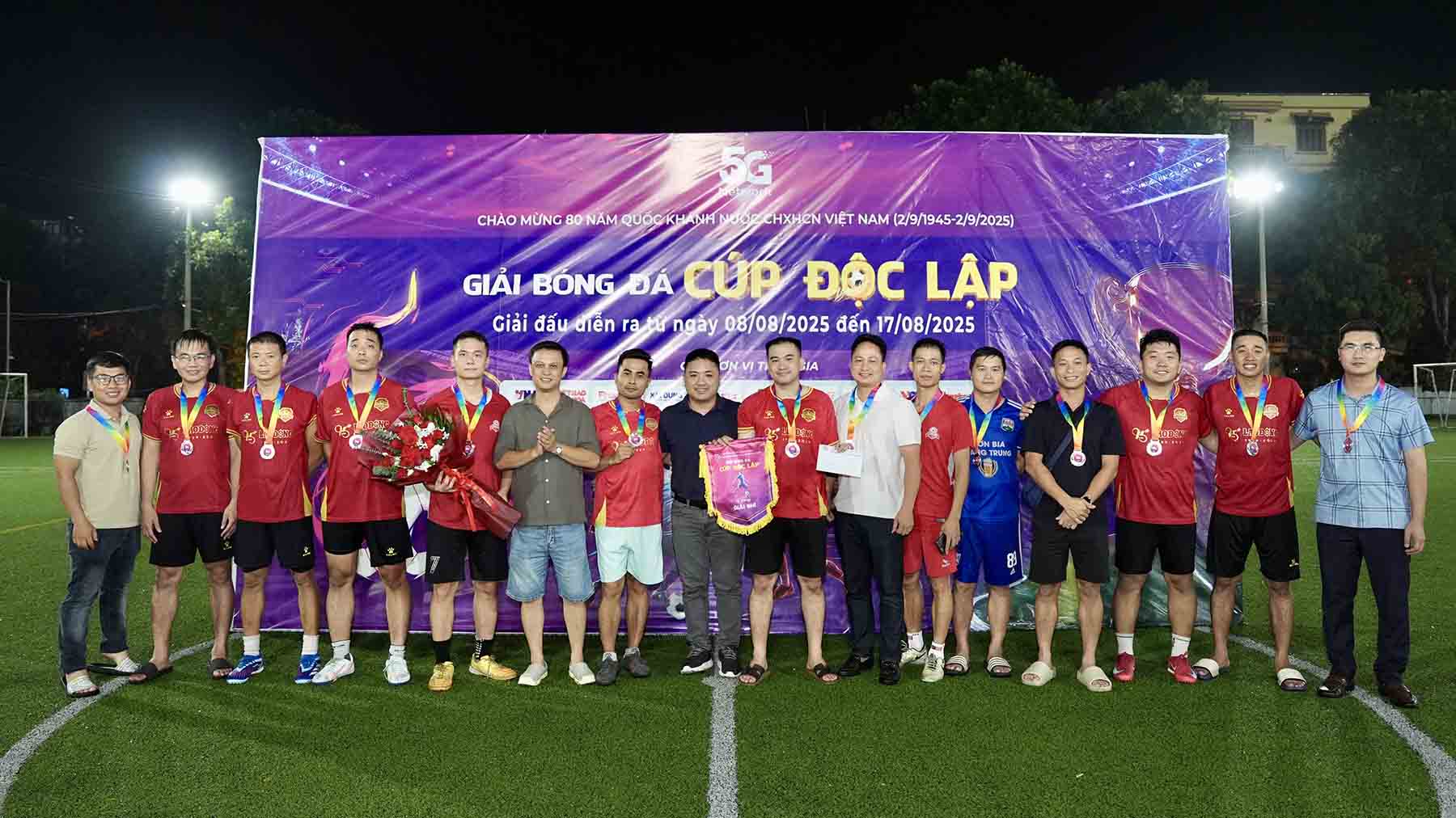 Le trao giai dien ra ngay sau do. Doi truong Tuan Anh, doi pho Tung Giang cua doi Bao Lao Dong thay mat doi nhan hoa, co luu niem va phan thuong cho doi A quan.