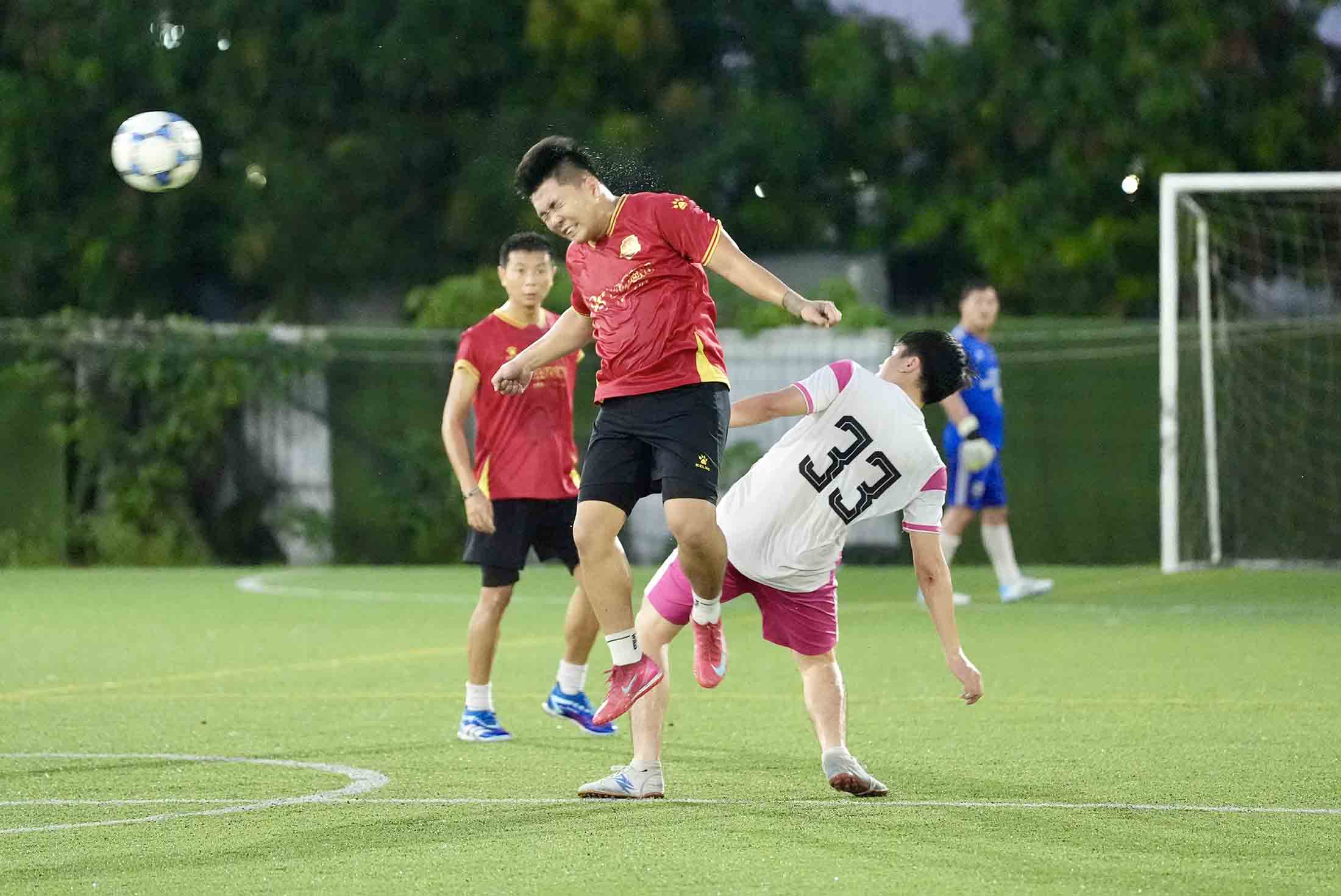 Doi bong ao do gong minh chong do nhung dot tan cong cua doi VOV.