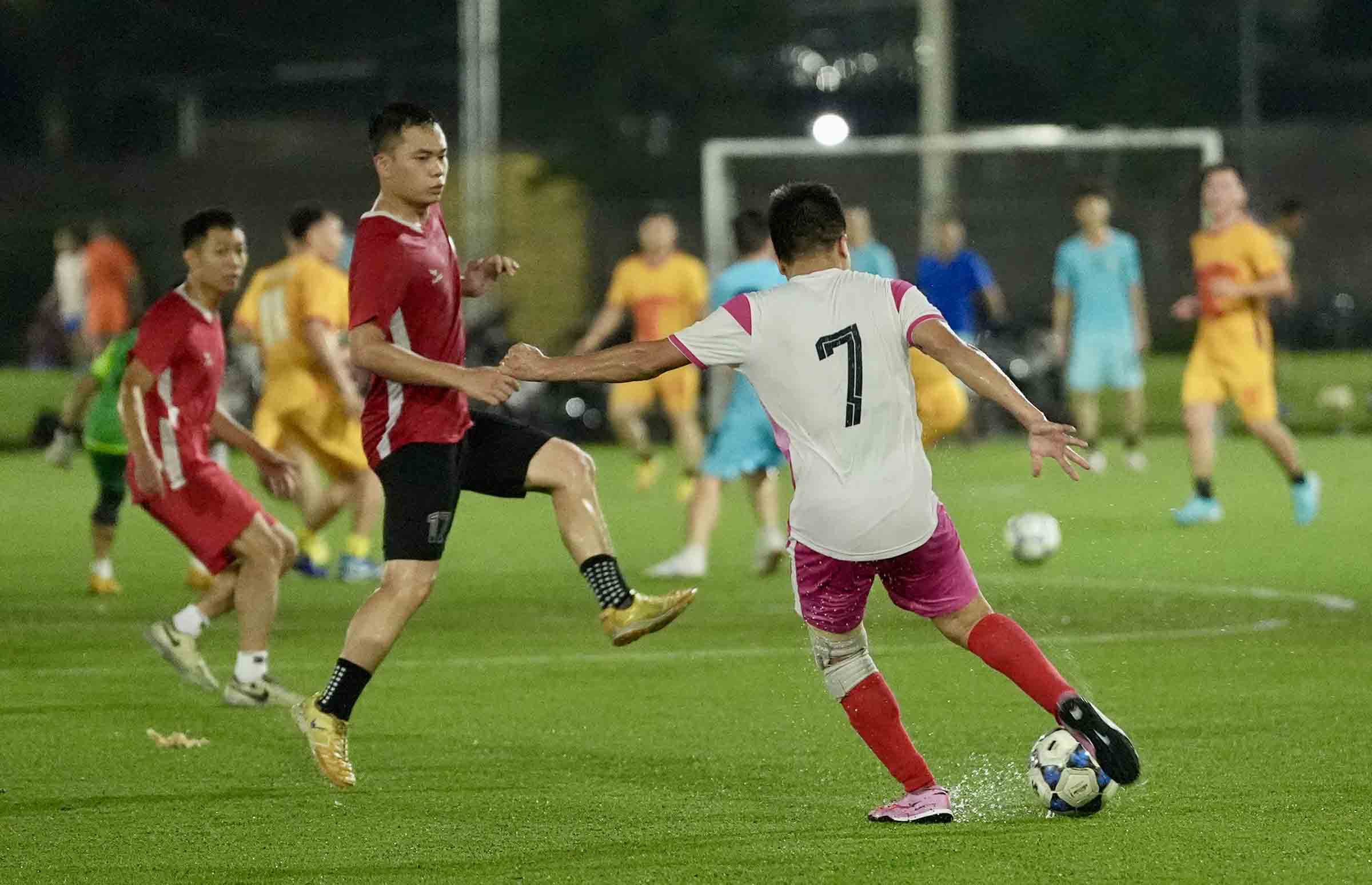 Sau loat co hoi bi bo lo, doi bong Bao Lao Dong dinh don hoi ma thuong. Doi VOV tan dung qua tot pha phan cong de nang ti so len 3 - 0.