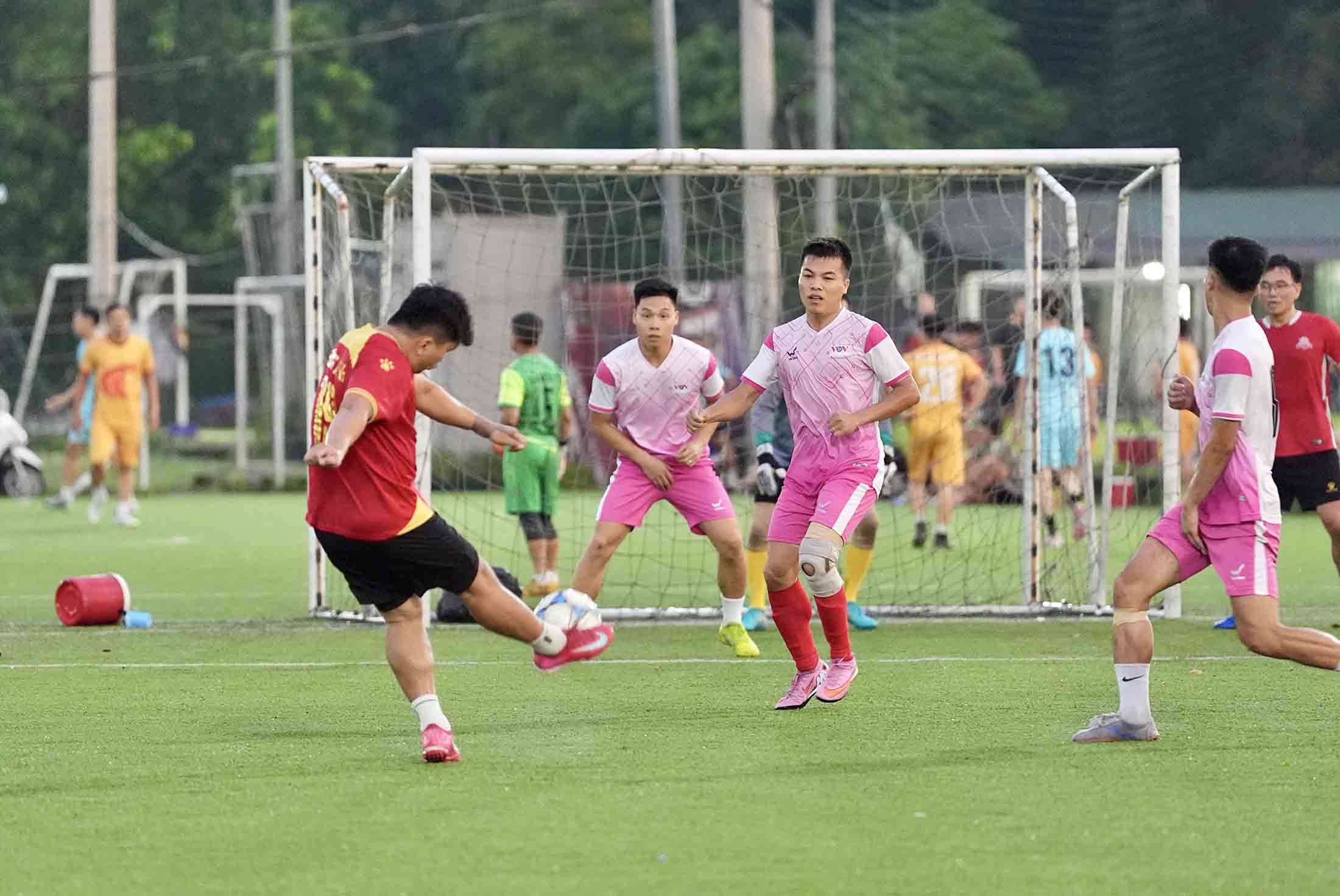 Mot tinh huong khac, Van Duc co bong o ria vong cam, so 19 vung chan rat nhanh, bong huong cau mon nhung bi chan lai boi hau ve doi VOV.
