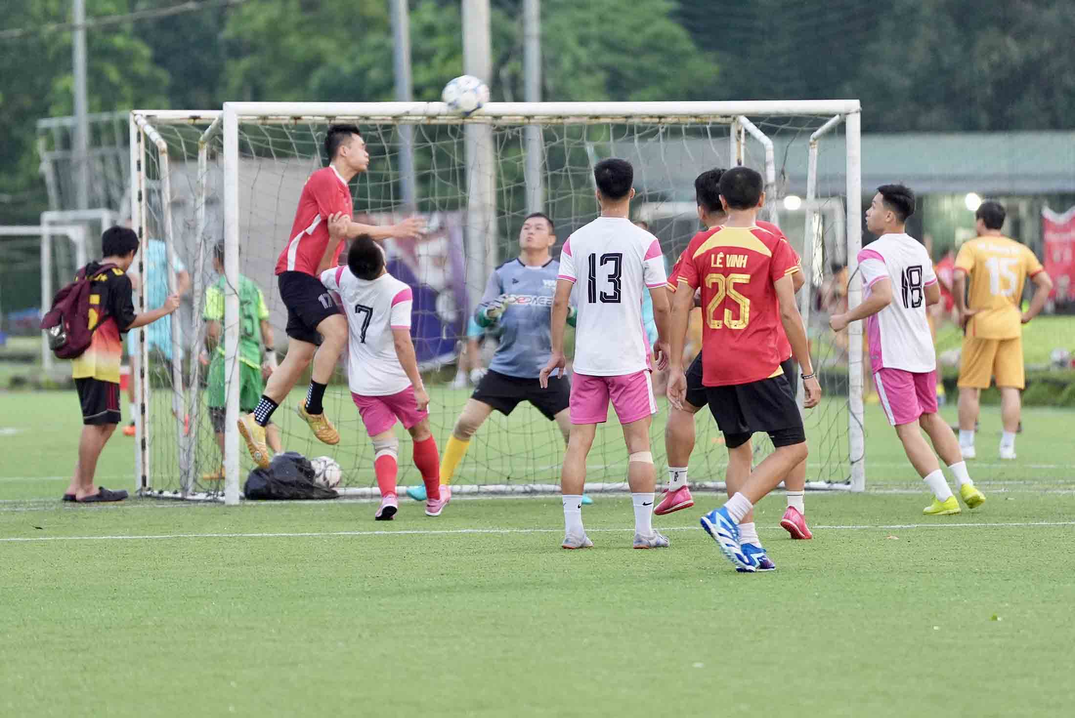 Doi Lao Dong sau do don len tim ban go. Trong anh la mot tinh huong bat cao danh dau cua doi pho Tung Giang, bong liem xa trong tiec nuoi.