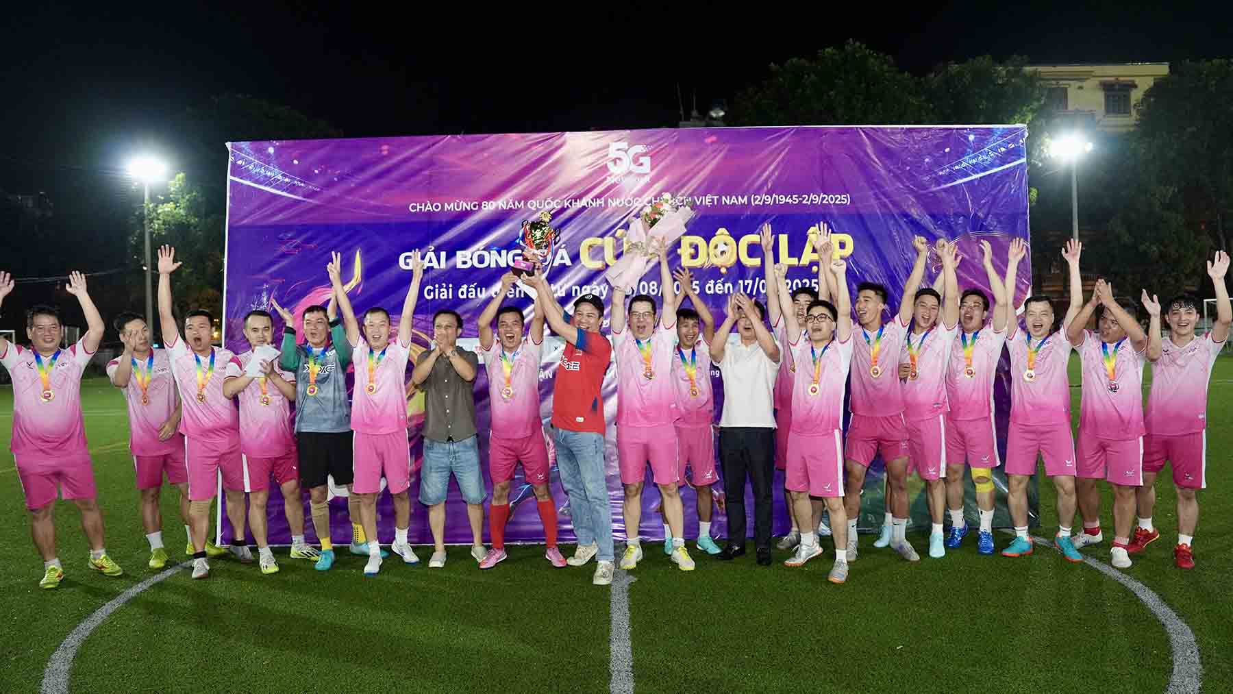Ban to chuc trao Cup cho doi VOV. Day la chien qua xung dang khi ho the hien suc manh vuot troi tu dau giai. Doi VOV cung gianh luon 2 giai thuong ca nhan la “Gang tay vang” va “Vua pha luoi“. Hai doi dong giai Ba la doi bong Bao Tien Phong va doi bong Bao Phap Luat Viet Nam.